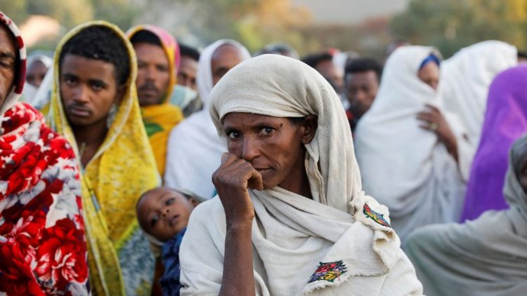 Mulher da região de Tigray, na Etiópia, na fila para receber alimentos das organizações internacionais