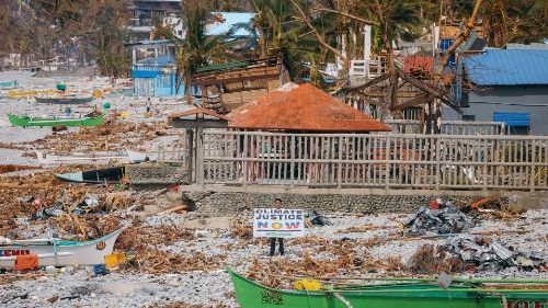 Filippine, il Nunzio visita i sopravvissuti del tifone Rai