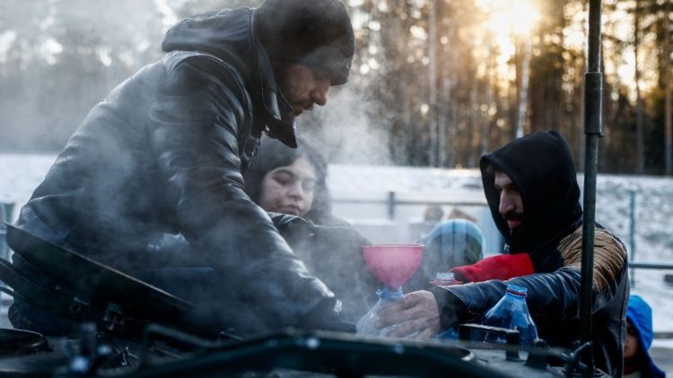 Migranti bloccati nella neve al confine tra Polonia e Belarus