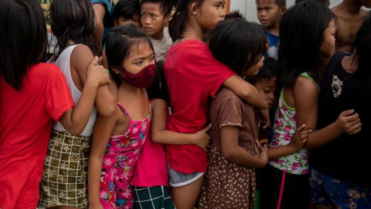 Dramatyczna sytuacja filipińskich dzieci po przejściu tajfunu