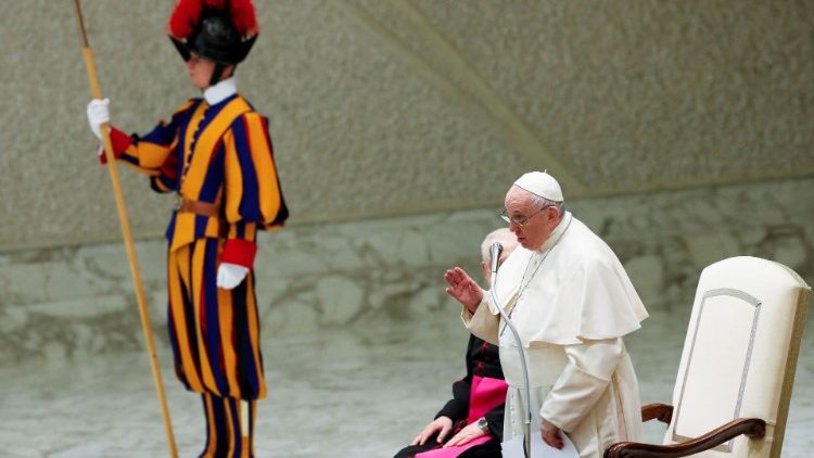 Le Pape FRançois saluant les employés du Vatican et leurs familles, le 23 décembre. 