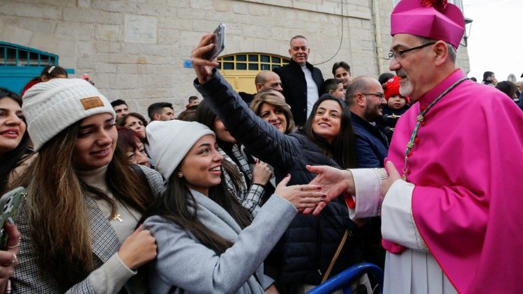 Jeruzalės lotynų patriarchas P. Pizzaballa lanko įvairias patriarchato parapijas ir benduromenes