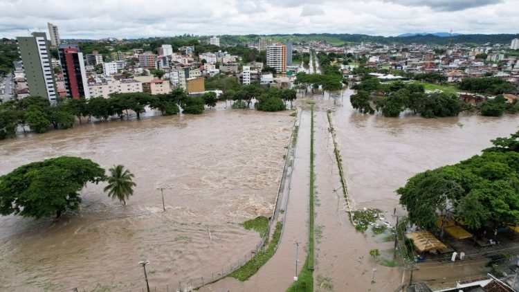 Straripamento del fiume Cachoeira nella città di Itabuna