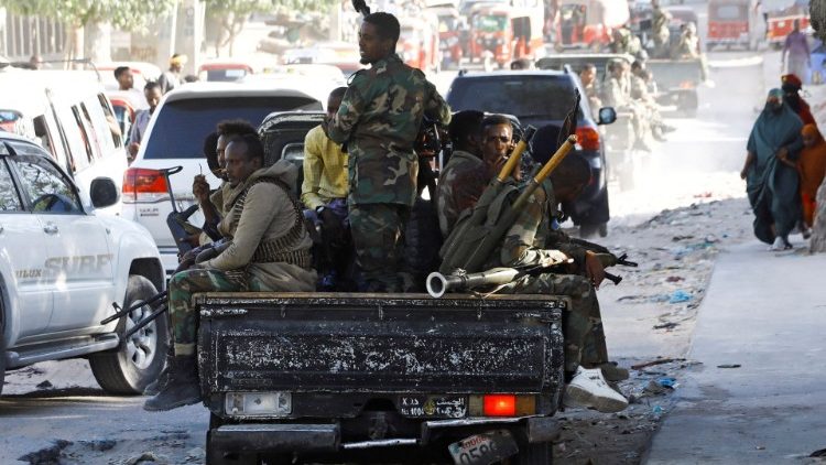 Mogadiscio, militari somali a sostegno del premier destituito Mohamed Hussein Roble (foto Reuters)