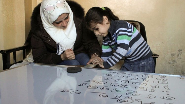 Sari Azzam, una niña siria de cinco años con autismo con Majd Alousi, especialista en aprendizaje con dificultades y autismo en Damasco