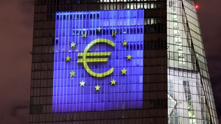 La sede della Banca Centrale Europea a Francoforte  illuminata per i 20 anni dell'euro