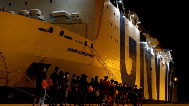 Migranten von der Sea-Watch 3 gehen in Sizilien an Land (Archivfoto)