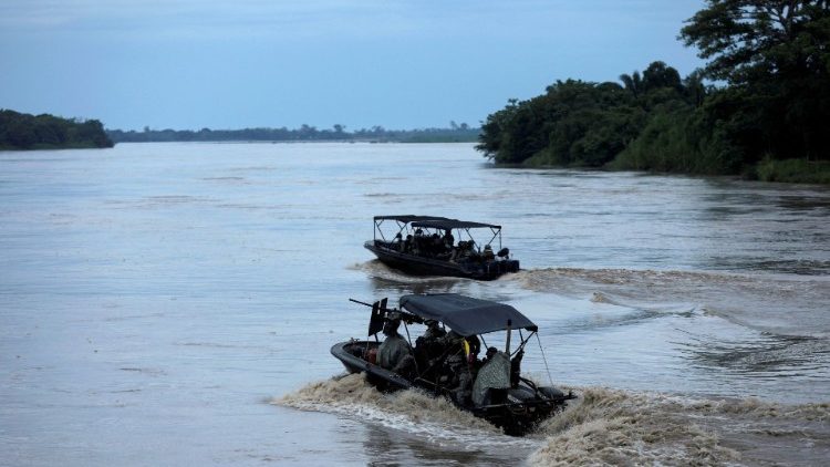 Des soldats colombiens patrouillent sur la rivière Arauca, à la frontière avec le Venezuela, en mars 2021