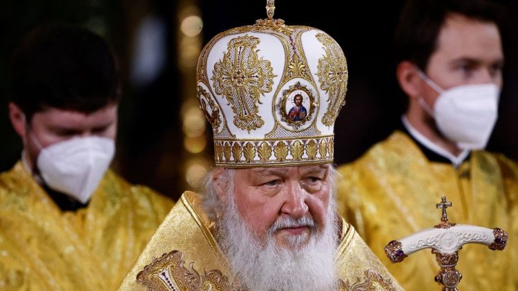 Patriarch Kyrill (Mitte) bei der Christmette in Moskau