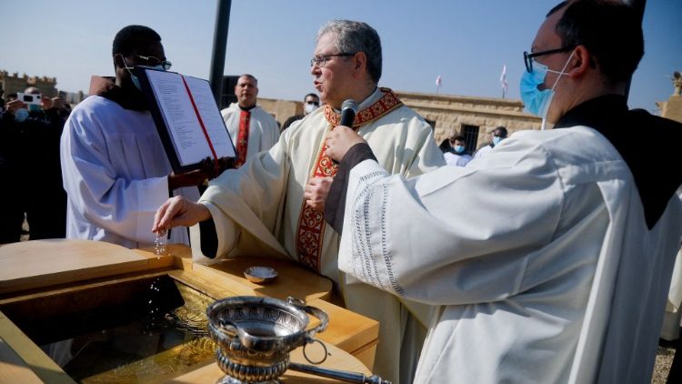 Le père Francesco Patton célébre la messe du Baptême du Seigneur, le 9 janvier 2022