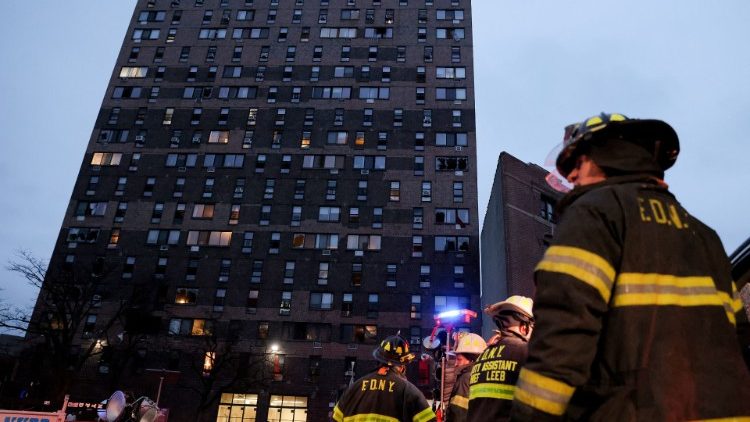 Les pompiers de New York devant l'immeuble endommagé par un incendie le 9 janvier 2022, dans le quartier du Bronx.