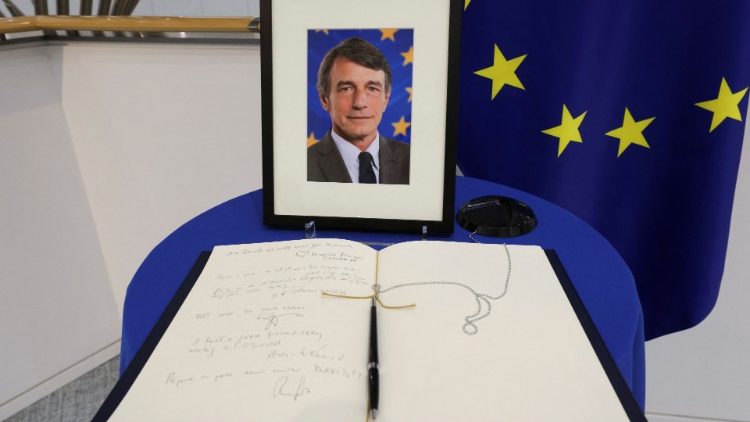Libro de condolencias y una foto del difunto presidente del Parlamento Europeo, David Sassoli, en el edificio del Parlamento Europeo, en Bruselas