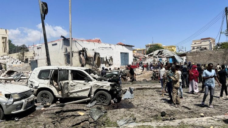 Il luogo dell'attentato a Mogadiscio, in Somalia (Reuters / Feisal Omar)
