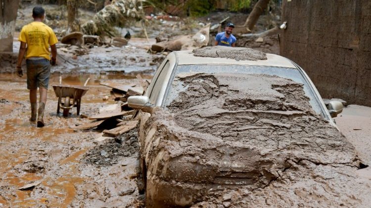 Potvynis ir dumblo upės padarė daug žalos Brazilijos rytų pakrantės valstijose