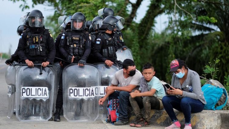 La policía militar guatemalteca bloquea caravana de migrantes cerca de la frontera con Honduras.