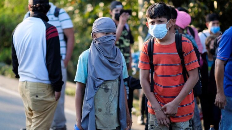 Niños migrantes en una carretera después de que las autoridades guatemaltecas bloquearan la caravana 