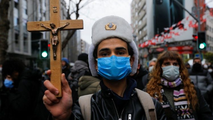 Armênio segura um crucifixo, em manifestação que recorda o o 15º aniversário da morte do jornalista turco-armênio Hrant Dink (REUTERS/Dilara Senkaya)