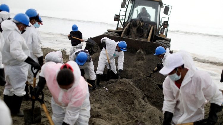 Trabajos para contener la contaminación en las playas