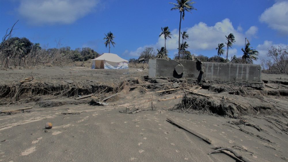 Consequncias da erup??o vulc?nica e do tsunami em Tonga (Malalau Media / via Reuters)