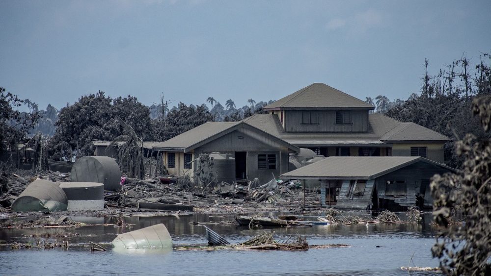 Consequncias da erup??o vulc?nica e do tsunami em Tonga (Malalau Media / via Reuters)