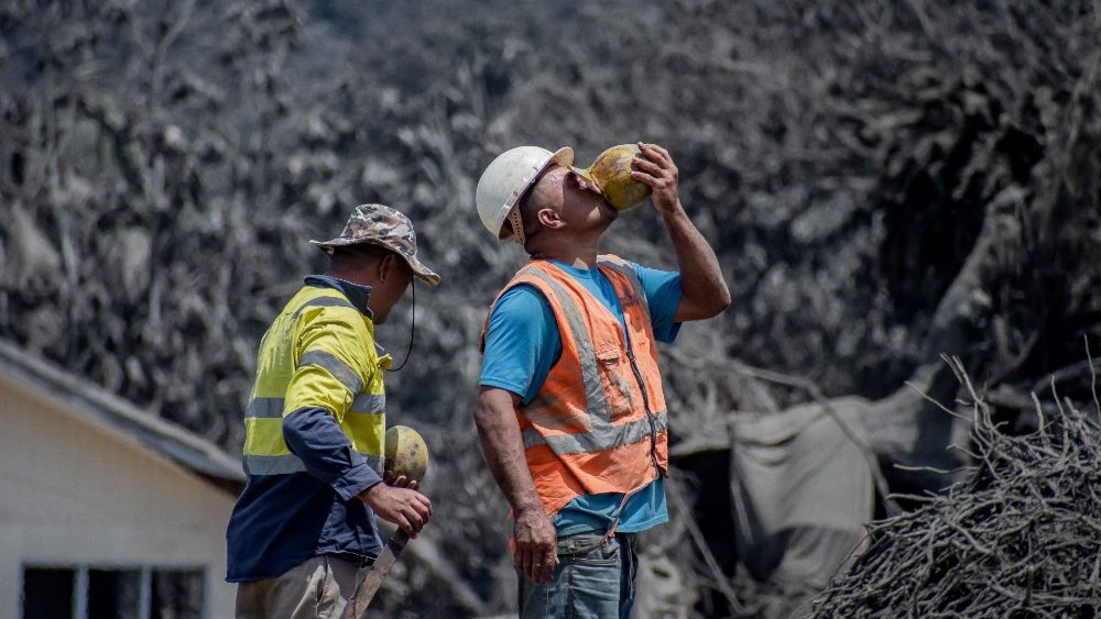 Consequncias da erup??o vulc?nica e do tsunami em Tonga (Malalau Media / via Reuters)