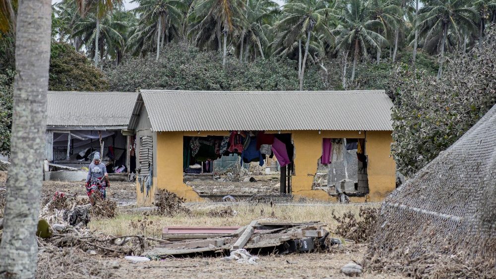 Consequncias da erup??o vulc?nica e do tsunami em Tonga (Malalau Media / via Reuters)