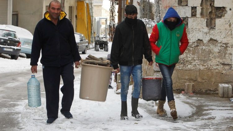 Libaneses enfrentando o rígido inverno em plena crise social, econômica e política