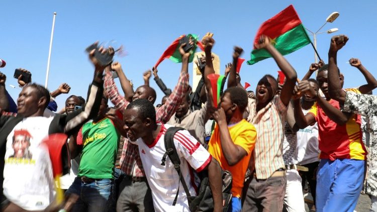 Des habitants burkinabè se réunissent dans les rues de Ouagadougou (capitale), pour manifester leur soutien au coup d'État militaire, le 25 janvier 2022. (Vincent Bado/Reuters)