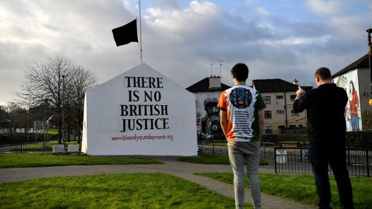 Des habitants de Derry à quelques jours du 50ème anniversaire du Bloody Sunday, en Irlande du Nord, le 29 janvier 2022. (Clodagh Kilcoyne/Reuters)