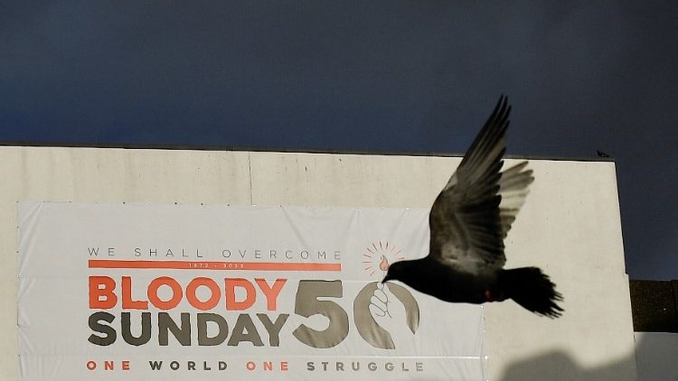 Pancarta  conmemorativa del 50 Aniversario de la masacre, el Blody Sunday en Irlanda del Norte