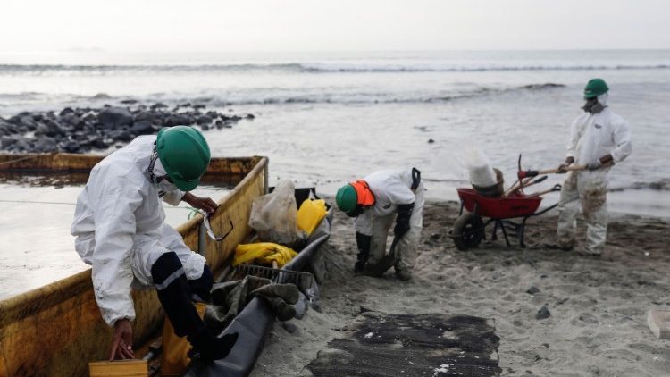 Continúan las labores de limpieza en las playas de las costas de Lima, Perú A un mes del derrame, las aves siguen muriendo a causa de la contaminación.