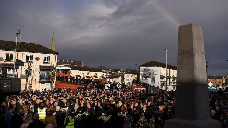 उत्तरी आयरलैंड में 'खूनी रविवार' हत्याओं की 50वीं बरसी मनाने के लिए एकत्रित लोग