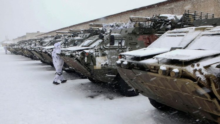 Eine mechanisierte Brigade der ukrainischen Streitkräfte führt außerhalb von Charkiw Übungen durch