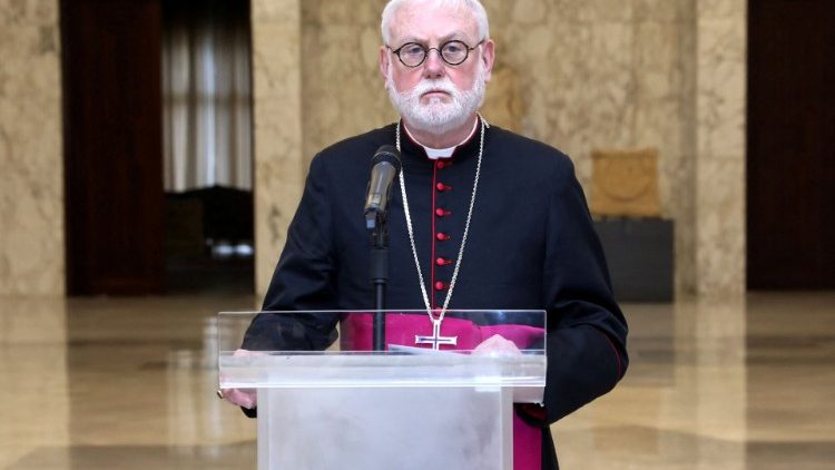 Ein Bild von der Reise, die Erzbischof Gallagher vom 31. Januar bis zum 4. Februar in den Libanon unternommen hat (hier ein Pressestatement im Präsidentenpalast am 1. Februar)