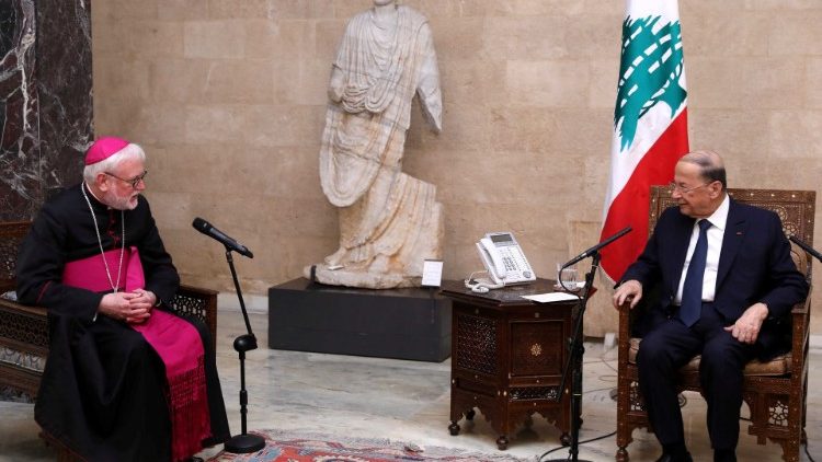 Dom Richard Gallagher com o presidente do Líbano Michel Aoun