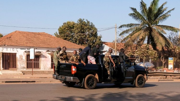 Bissau, l'esercito pattuglia la zona attorno al palazzo presidenziale