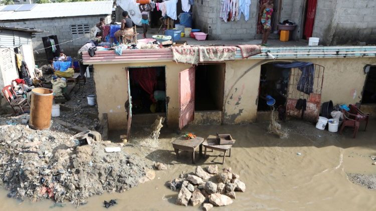Miles de casas en Haití se inundan por la crecida de los ríos en medio de las fuertes lluvias