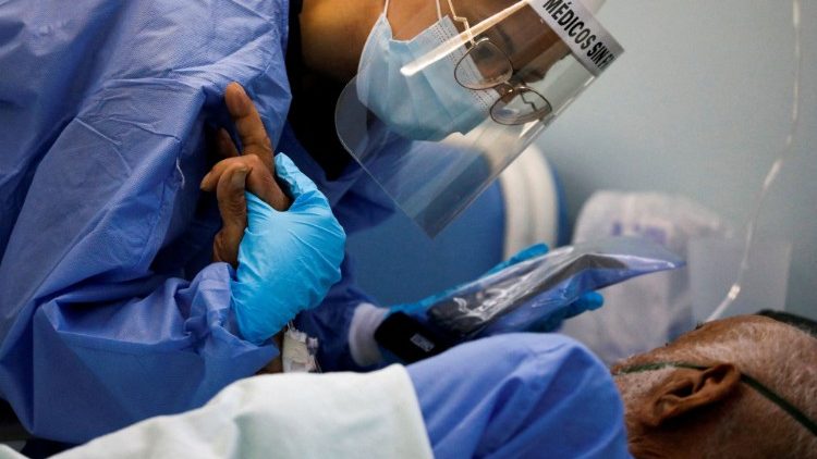Doctor de Mdicos sin Fronteras junto a un paciente hospitalizado.