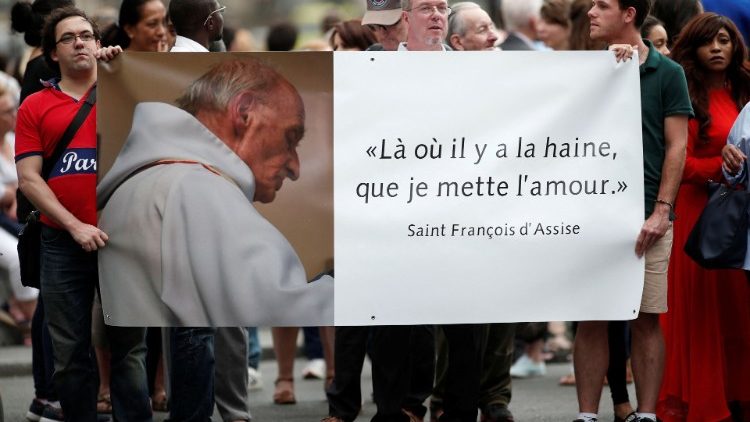 "Onde houver ódio, que eu leve o amor", diz o banner levado por fiéis, após Missa celebrada na Catedral de Paris em memória do sacerdote assassinado em 2016