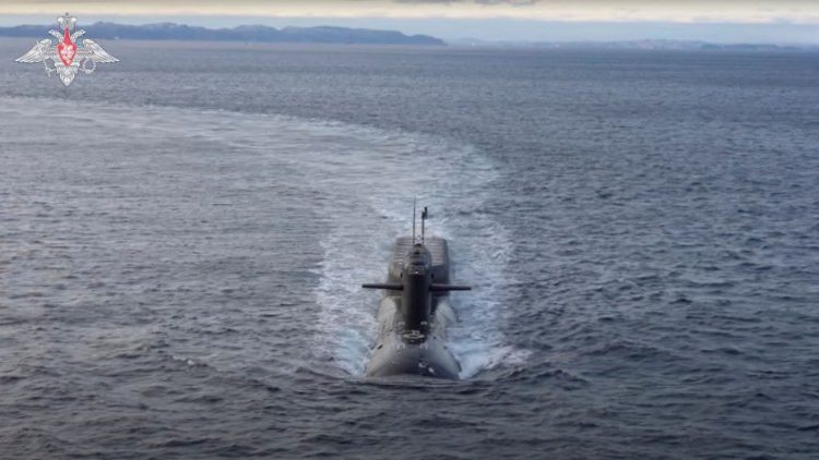 Un submarino nuclear ruso navega durante unos ejercicios de las fuerzas nucleares