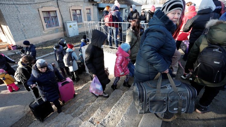 Persone in fuga dalla repubblica separatista di Donetsk, in Ucraina orientale, verso la Russia