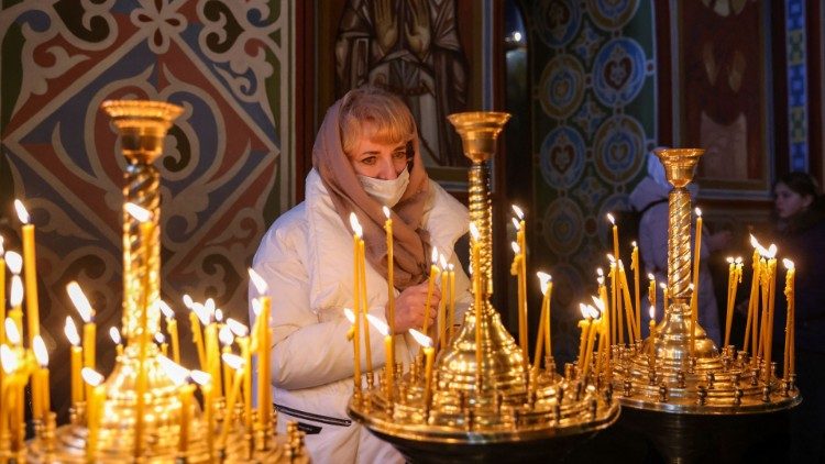 Une femme prie à la Cathédrale St Michael de Kiev, le 20 février 2022