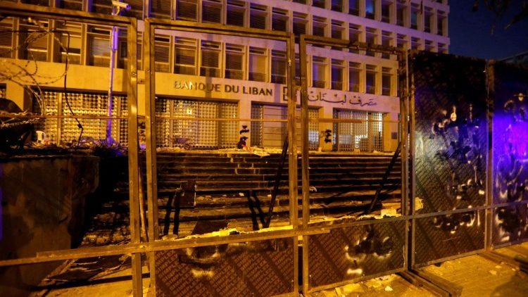 Blick auf die schwer gesicherte libanesische Zentralbank - immer wieder kommt es vor dem Gebäude zu Protesten
