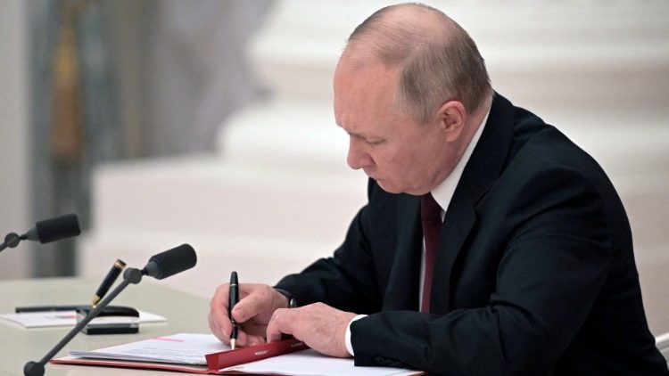 Il presidente russo Vladimir Putin firma il riconoscimento delle repubbliche separatiste del Donbass e di Lugansk