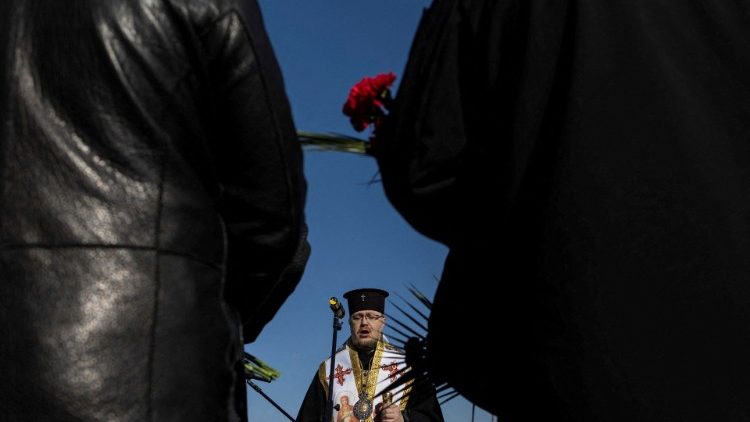 Bispo de Donetsk e Mariupol da Igreja Ortodoxa da Ucrânia, Serhiy Horobtsov, participa de um serviço memorial em Mariupol