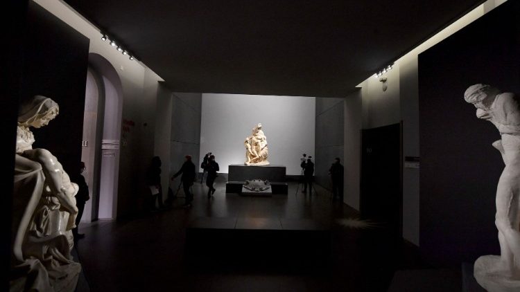 L'allestimento della mostra sulle Tre Pietà di Michelangelo