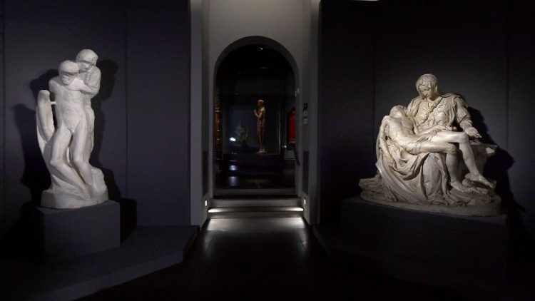 L'allestimento della mostra sulle tre Pietà di Michelangelo