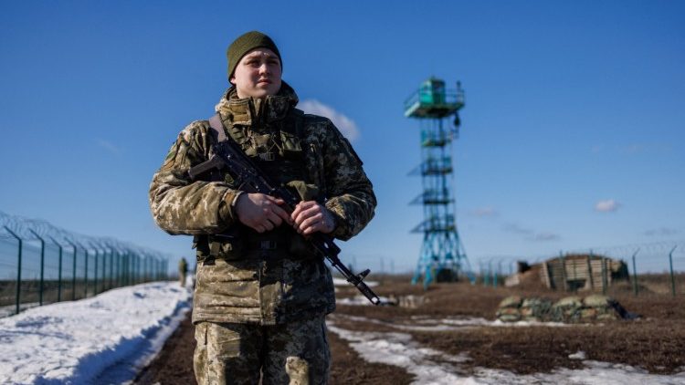 खार्किव क्षेत्र में होप्टिवका सीमा पर खड़ा युक्रेन का सैनिक 