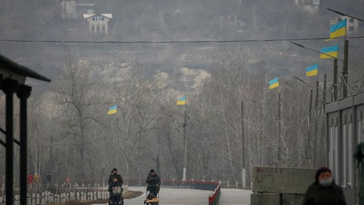 Menschen überqueren die Kontaktlinie zwischen pro-russischen Separatisten und ukrainischen Truppen in Luhansk