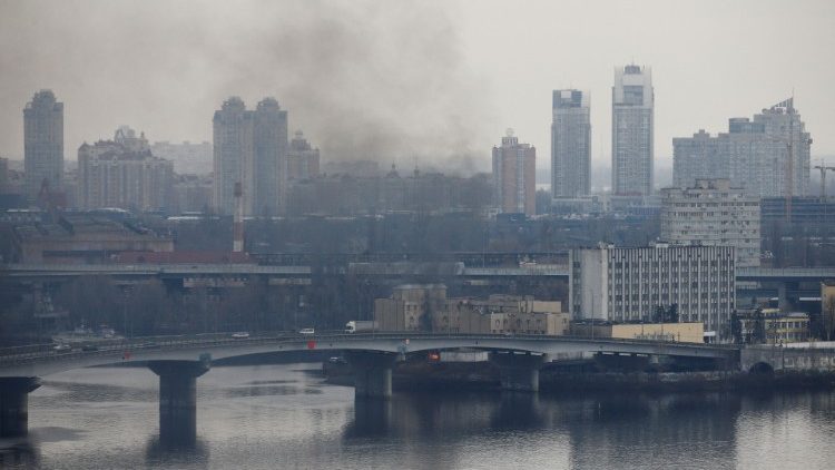 Über dem Verteidigungsministerium in Kiew steigt am Donnerstag nach einem russischen Angriff Rauch auf
